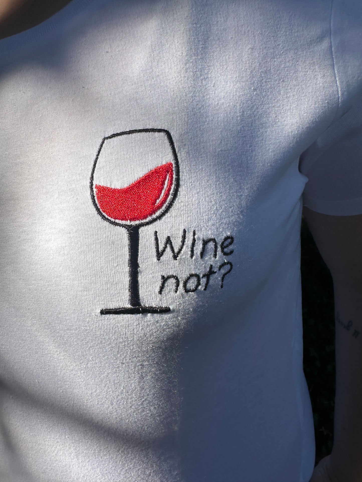 Geborduurd T-Shirt "Wine Not?"