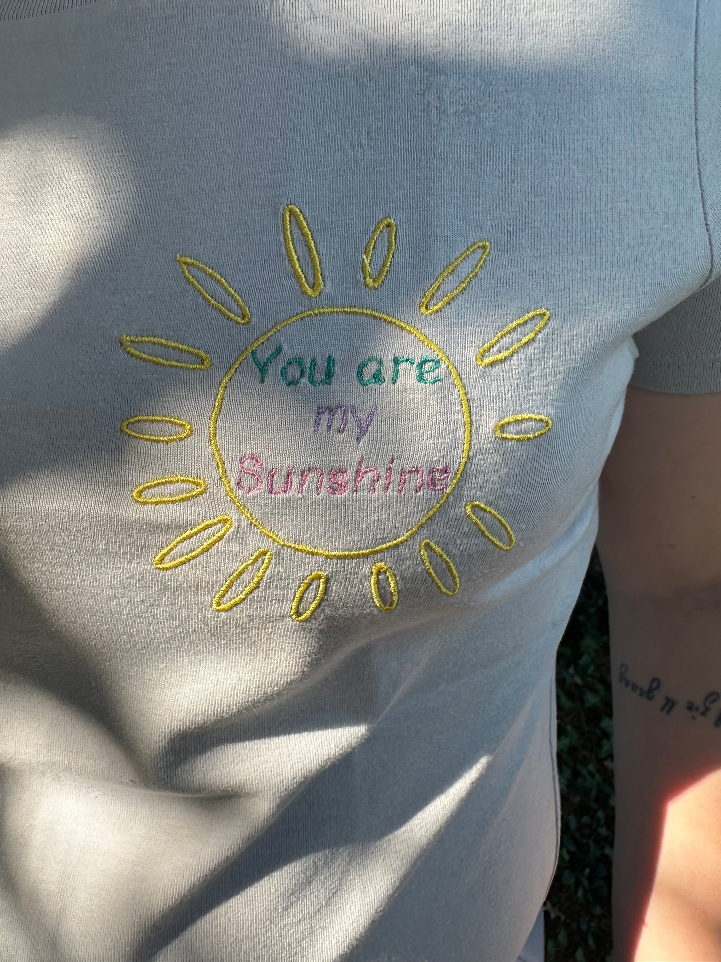 Geborduurd T-shirt "You are my sunshine"