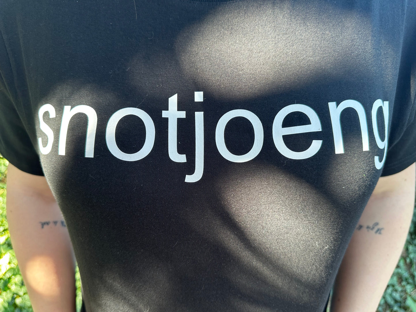 T-shirt bedrukt "Snotjoeng"